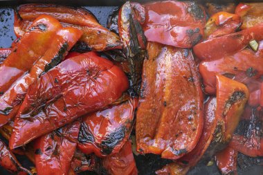 Düz közlenmiş kırmızı biber hazır servis gerekir yatıyordu