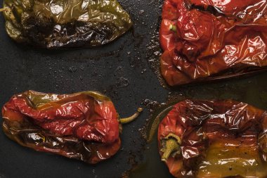 Düz közlenmiş kırmızı biber hazır servis gerekir yatıyordu