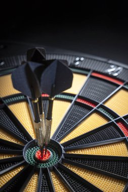 Bir dart tahtası bullseye kapatın. Siyah Dart