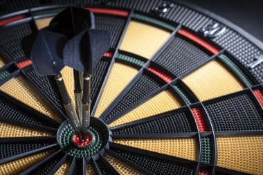 Üç dart tahtası bullseye kapatın. Siyah Dart