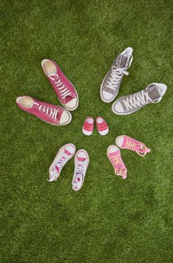 Düz renkli spor ayakkabıları ile gebelik duyuru yatıyordu