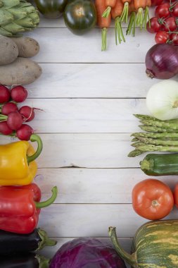 Beyaz ahşap zemin üzerinde üstten görünüm sebze posterler ve sağlıklı gıda menüler için. Organik tarım ürünleri. Vegan gıda. Sebzeler. Taze sebze