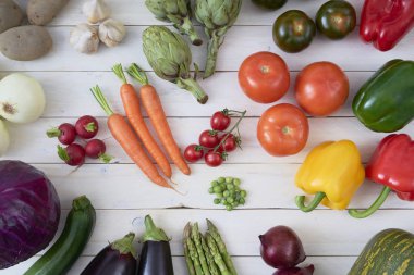 Beyaz ahşap zemin üzerinde üstten görünüm sebze posterler ve sağlıklı gıda menüler için. Organik tarım ürünleri. Vegan gıda. Sebzeler. Taze sebze