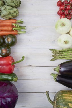 Beyaz ahşap zemin üzerinde üstten görünüm sebze posterler ve sağlıklı gıda menüler için. Organik tarım ürünleri. Vegan gıda. Sebzeler. Taze sebze