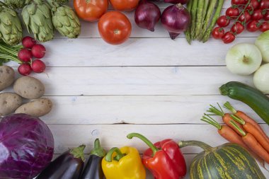 Beyaz ahşap zemin üzerinde üstten görünüm sebze posterler ve sağlıklı gıda menüler için. Organik tarım ürünleri. Vegan gıda. Sebzeler. Taze sebze