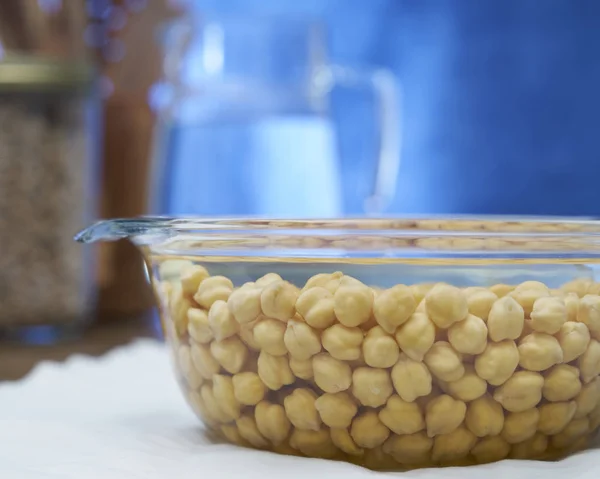 Garbanzos Empapados Tazón Agua Para Cocinar Con Fondo Azul Fotos de stock libres de derechos