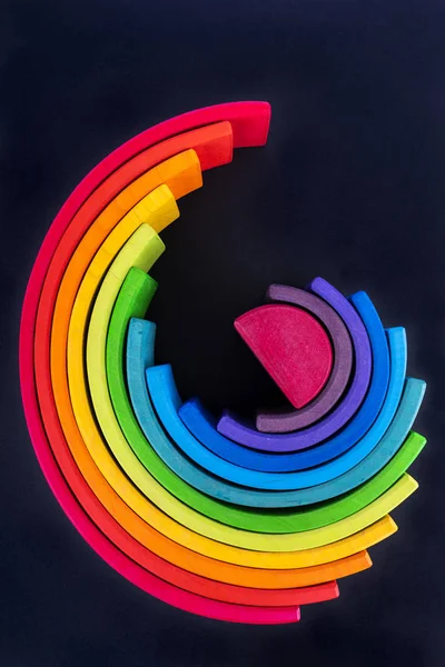 Legno colorato arcobaleno. Set di giocattoli educativi per bambini con forma arcobaleno impilabile di legno 11 colori Foto Stock Royalty Free