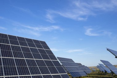 Güneş enerjisi paneli. Alternatif güneş enerjisi kavramı.