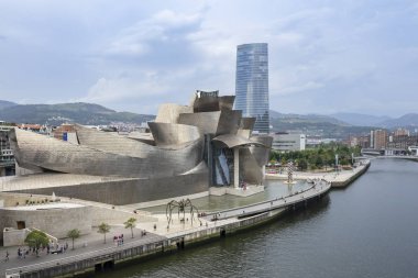 Bilbao, İspanya - 26 Ağustos 2019: Bilbao 'daki Guggenheim Müzesi Kanadalı-Amerikalı mimar Frank Gehry tarafından tasarlanmış bir modern ve çağdaş sanat müzesidir. Bilbao, Bask Ülkesi