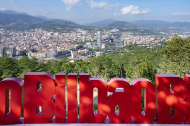 Bilbao, İspanya - 28 Ağustos 2019: Artxanda Dağı 'ndan Bilbao şehri.