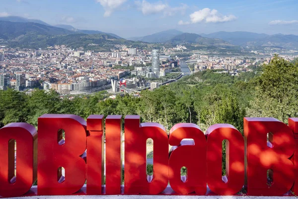 BILBAO, ESPAÑA - 28 DE AGOSTO DE 2019: Paisaje urbano de Bilbao desde el monte Artxanda . Imagen de archivo