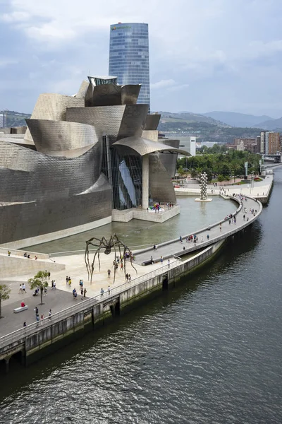 BILBAO, SPAGNA - 26 AGOSTO 2019: Paesaggio urbano del Guggenheim Museum di Bilbao È un museo di arte moderna e contemporanea, progettato dall'architetto canadese-americano Frank Gehry. Bilbao, Paesi Baschi Fotografia Stock