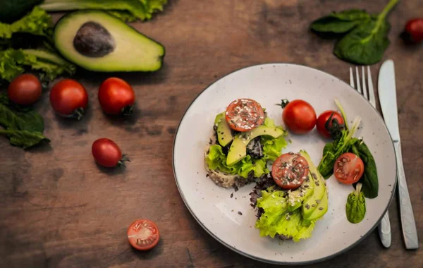 tost odunsu arka plan üzerinde avokado ve kiraz domates ile