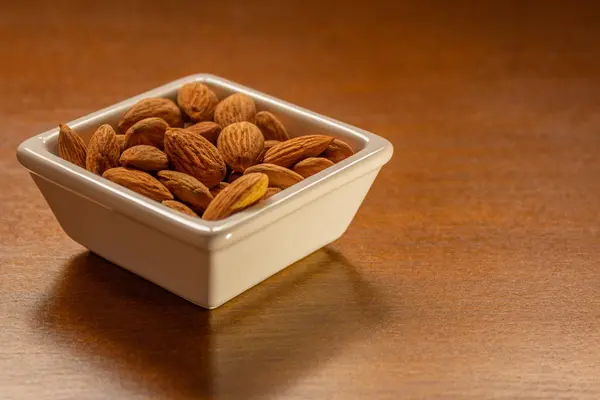 Badem bir beyaz seramik kase
