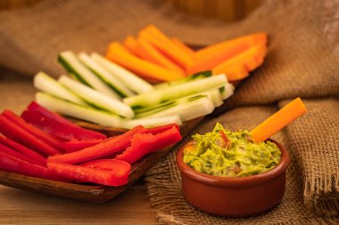 guacamole biber, havuç ve salatalık sopa ile