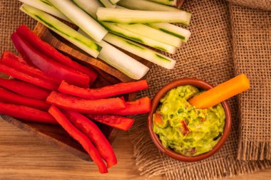 Üstten Görünüm guacamole biber, havuç ve salatalık ile sopa