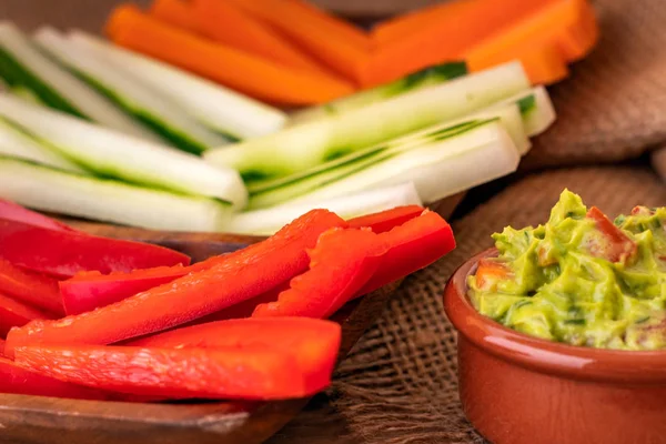 Sağlıklı sebze çubukları ve Guakamole doğranmış