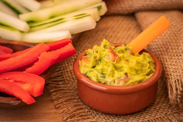 guacamole biber, salatalık ve havuç sopa ile