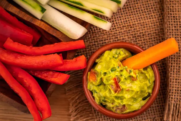 Üstten Görünüm guacamole biber, havuç ve salatalık ile sopa
