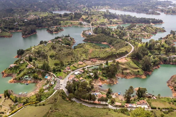 Kolombiya 'daki Penol taşının tepesinden Guatape rezervuarının görüntüsü