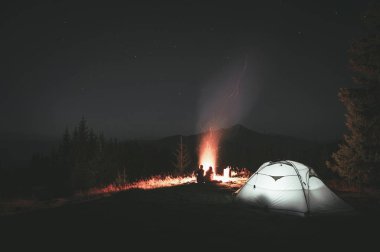 gece ormanda kamp çadırı