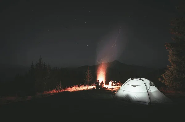 Кемпинг палатка в лесу ночью — стоковое фото