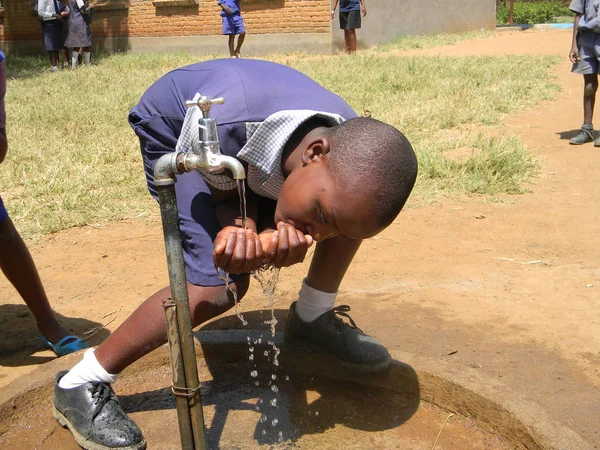 Chinhoyi Zimbabwe March 2015 Сельская Девочка Начальной Школы Пьет Воду — стоковое фото