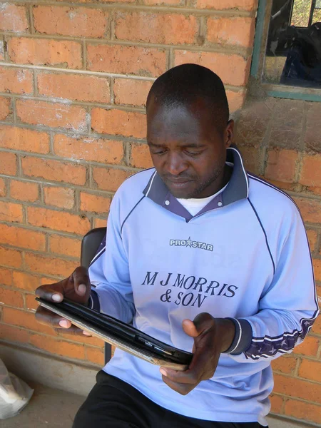 Norton Zimbabwe June 2016 Серьезный Африканский Мужчина Майке Morries Планшетом — стоковое фото