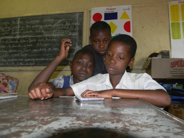 Norton Zimbabwe September 2017 Afrikanische Grundschülerinnen Verwenden Ein Tablet Während — Stockfoto