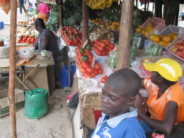        Harare, Zimbabwe, 9 Ağustos 2014. Meyve ve sebze pazarı sahne oturmuş insanlar satan meyve ve sebzelerin müşteriler için bekliyor.                         