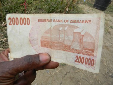 Harare, Zimbabwe, Haziran 04 2016.A el Zimbabveli $200 000 Not Şimdi dışarı tutarak kullanmak hangi nerede hiper enflasyon günde 2000'lerin sırasında kullanılan                             