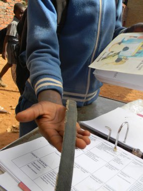 Harare, Zimbabwe, 20 Mayıs 2016.African Çocuk yandan dayak cezası alma.