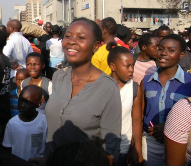   Harare, Zimbabwe, 15 Ağustos 2017. Nelson Mandela caddeden karşıya kişilik bir kalabalık gösterilen bir sokak sahne.                            