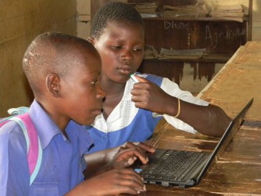 Norton, Zimbababwe, Eylül 2014.Primary okul çocukları kaş belgili tanımlık enterne, okulda bir sınıf için bir dizüstü bilgisayar kullanarak yaklaşık.                               