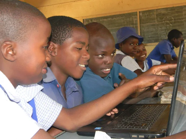 Norton Zimbabue Septiembre 2015 Grupo Niños Primaria Comparten Una Computadora — Foto de Stock