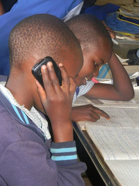 Хараре Зимбабве Февраля 2016 Года Девушка Начальной Школы Разговаривает Мобильному — стоковое фото