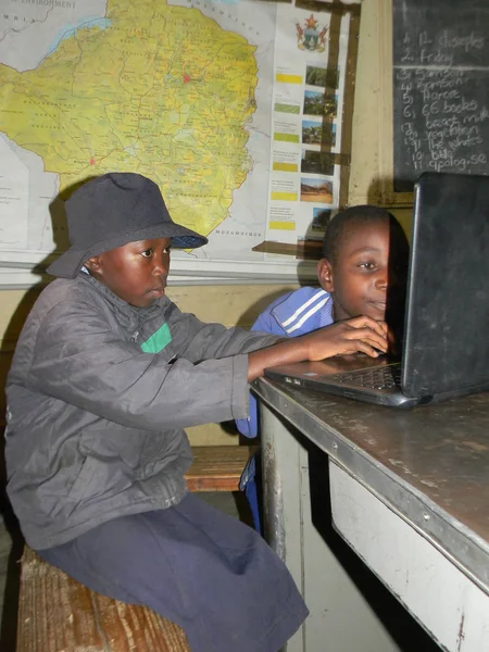 Norton Simbabwe Oktober 2017 Zwei Afrikanische Grundschülerinnen Mit Einem Laptop — Stockfoto
