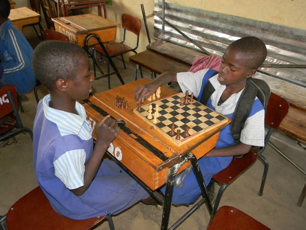 Chibero Zimbabwe Junio 2015 Dos Niñas Escuela Primaria Jugando Juego Fotos De Stock