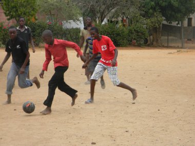 Chiredzi, Zimbabwe, Ağustos 2017.A grubu genç erkek bir el kullanarak mini futbol oyunu oynarken top zaman geçirmek için bir mahalle sokakta yapılan 18. Futbol en popüler spor Afrika'da olduğunu.                             