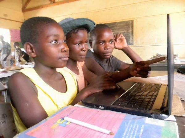 Нортон Зімбабве Жовтня 2018 Крупний Група Африканських Школярка Вказуючи Ноутбук Стокова Картинка