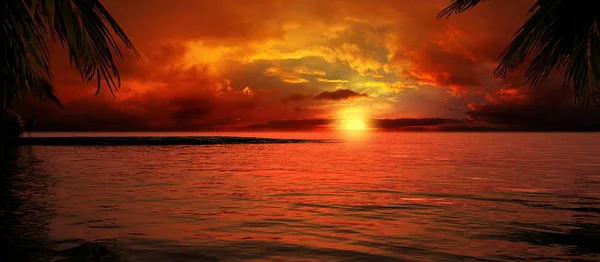 Закат над тропическим заливом — стоковое фото