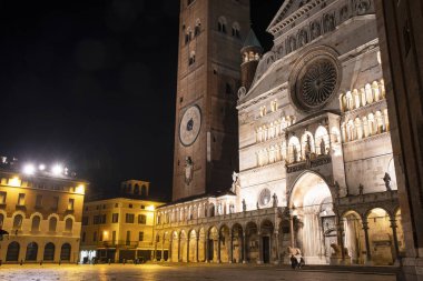 Plaza katedralin Kulesi gece, Cremona ile