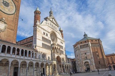 Plaza katedralin Kulesi, Cremona ile