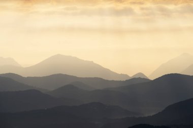 Luino, İtalya'nın arkasındaki dağları görüntüleyin