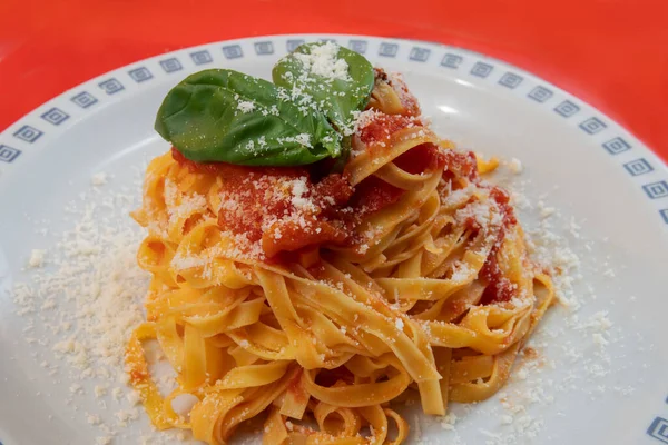 Fettuccine Mit Frischen Tomaten Und Basilikum — Stockfoto