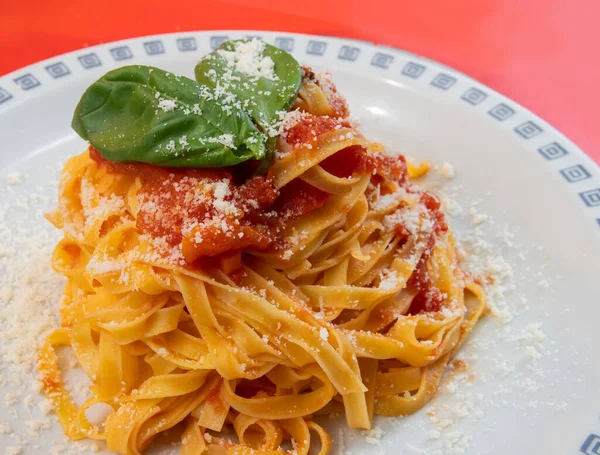 Fettuccine Mit Frischen Tomaten Und Basilikum — Stockfoto