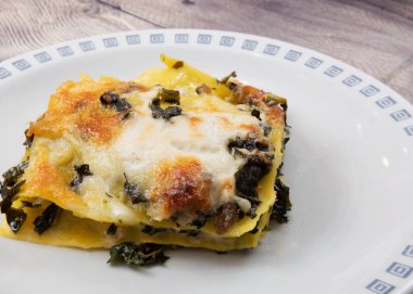 Siyah lahana, mozzarella ve sosisli lazanya..