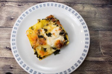 Siyah lahana, mozzarella ve sosisli lazanya..