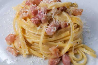 Pastırmalı makarna ve yumurta.