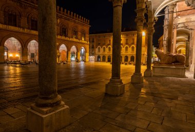 Cremona, geceleri Katedral Meydanı